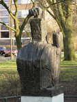 905799 Afbeelding van de achterzijde van het bronzen beeldhouwwerk 'Grootmoeder Kegge', van Jan Bronner (1881-1972), in ...